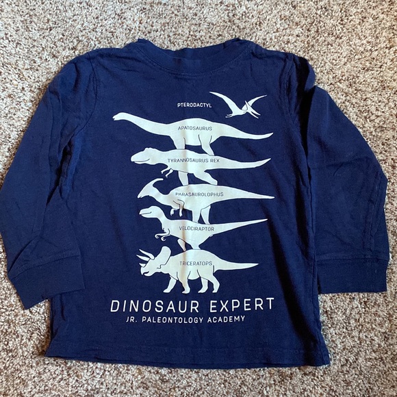 Kids bundle size 4/5, 3 long sleeve, one short sleeve, one soccer shorts - Picture 2 of 6